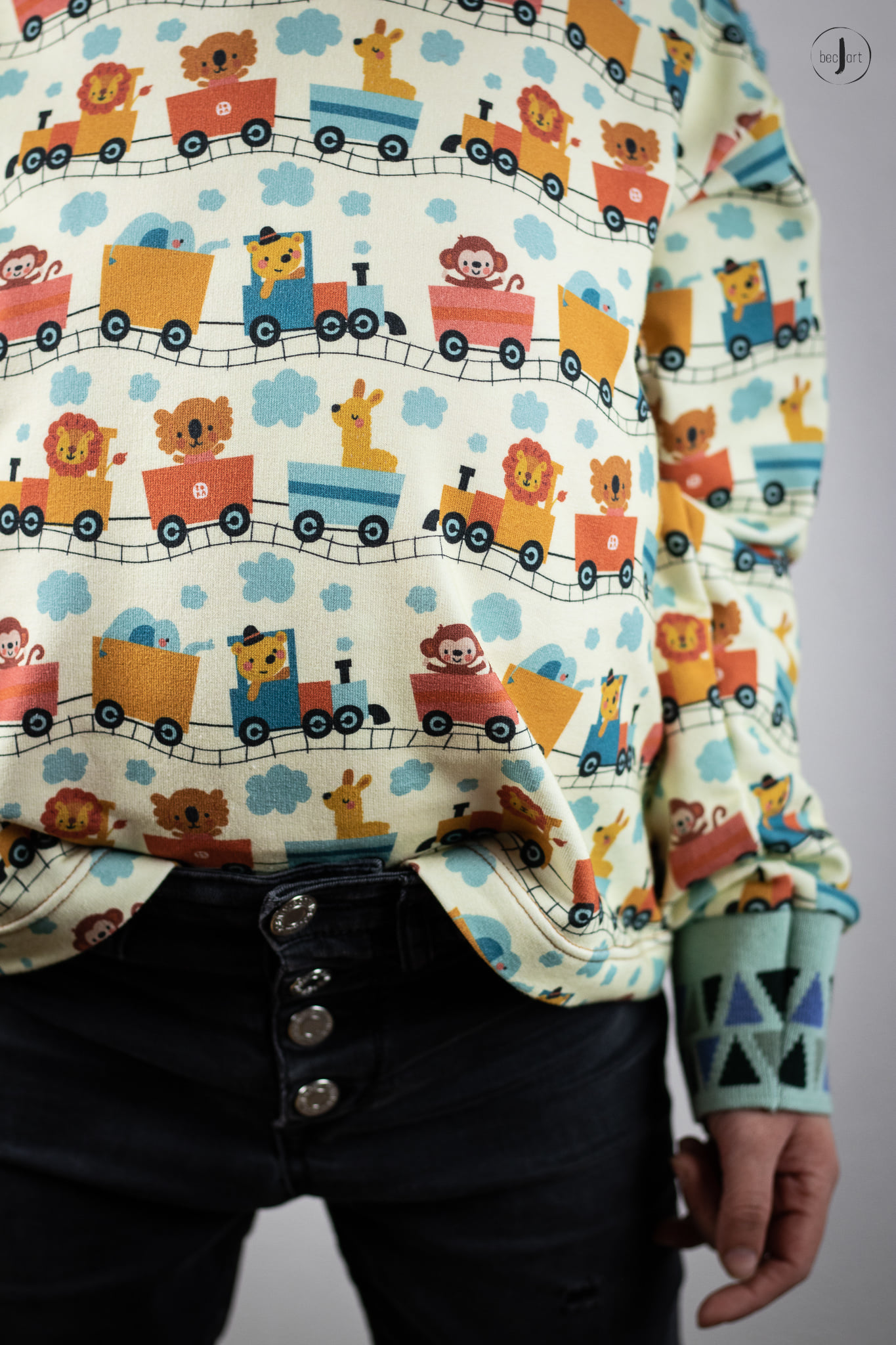 Bio Webware Stoff - Hop On The Train - Bora, Tiere, creme, Fahrzeuge, 100% Bio-Baumwolle Bio Webware Stoff - Hop On The Train - Bora, Tiere, creme, Fahrzeuge, 100% Bio-Baumwolle