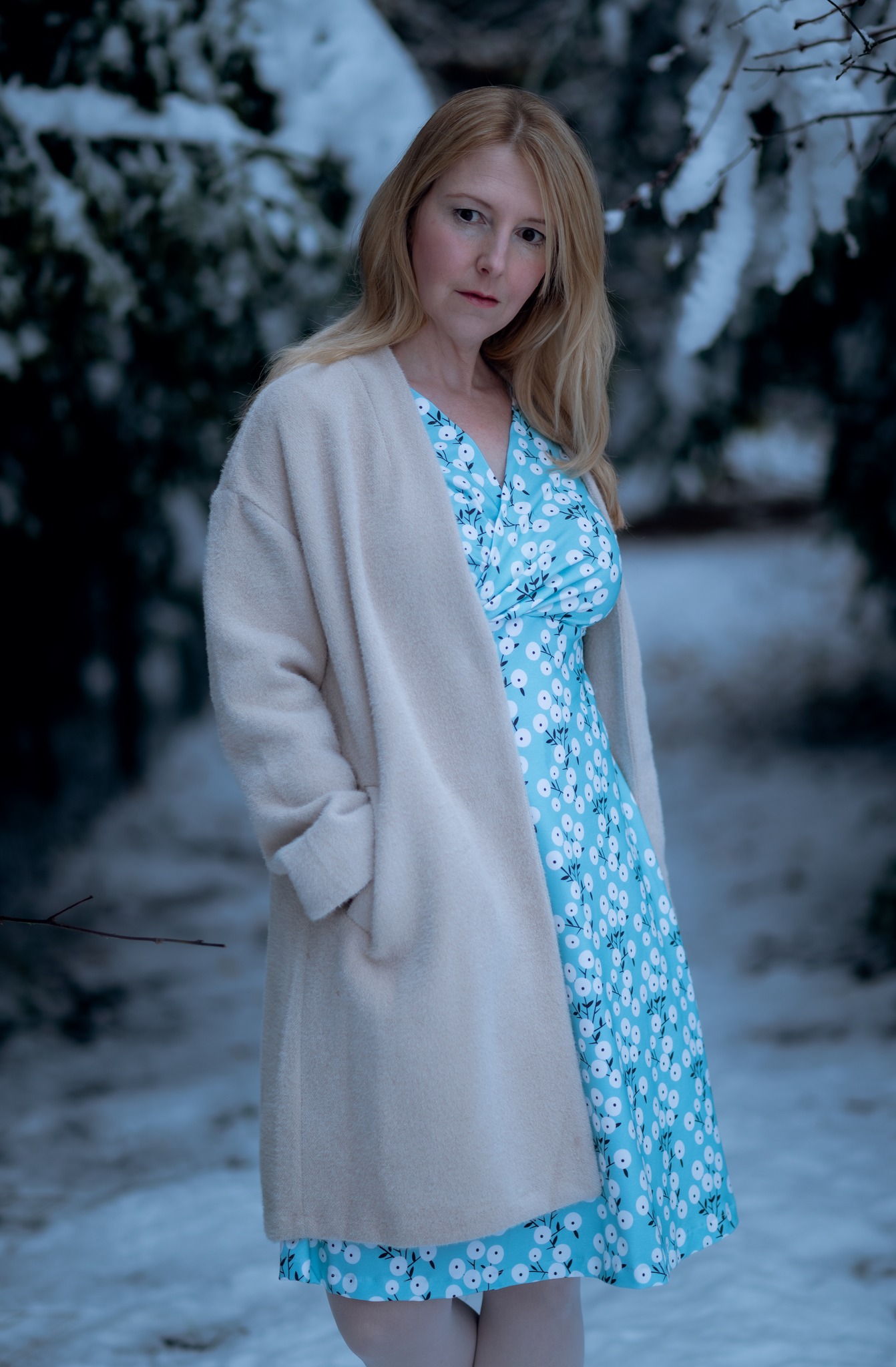 Bio Summersweat Stoff  -  Schneebeere  - LisaSanders, Blätter & Ranken, Punkte, petrol, Breite 150 cm