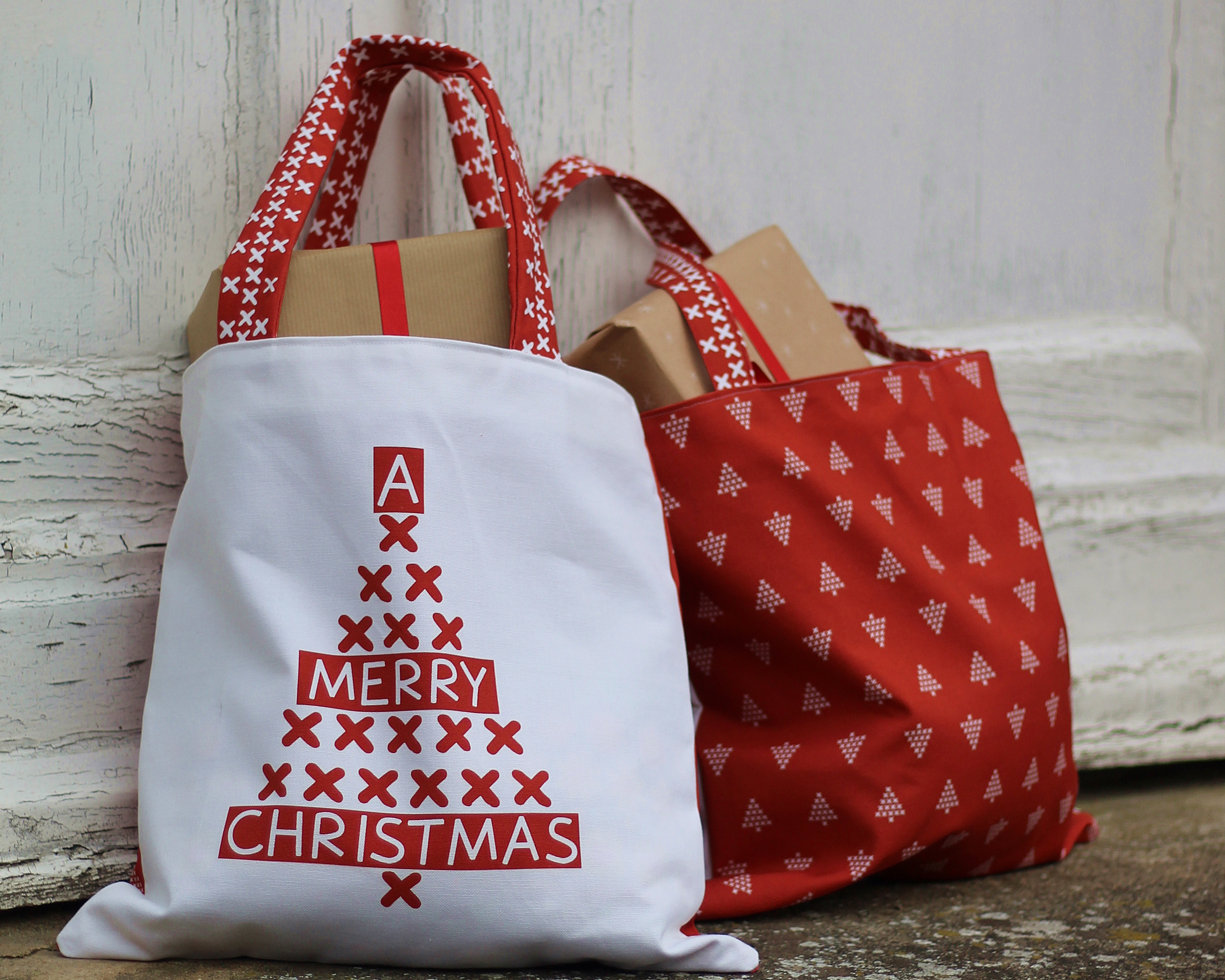 Bio Stoff - 50 cm Panel Geschenketasche Rot Kreuzstich von Andrea Muehlbauer in rot