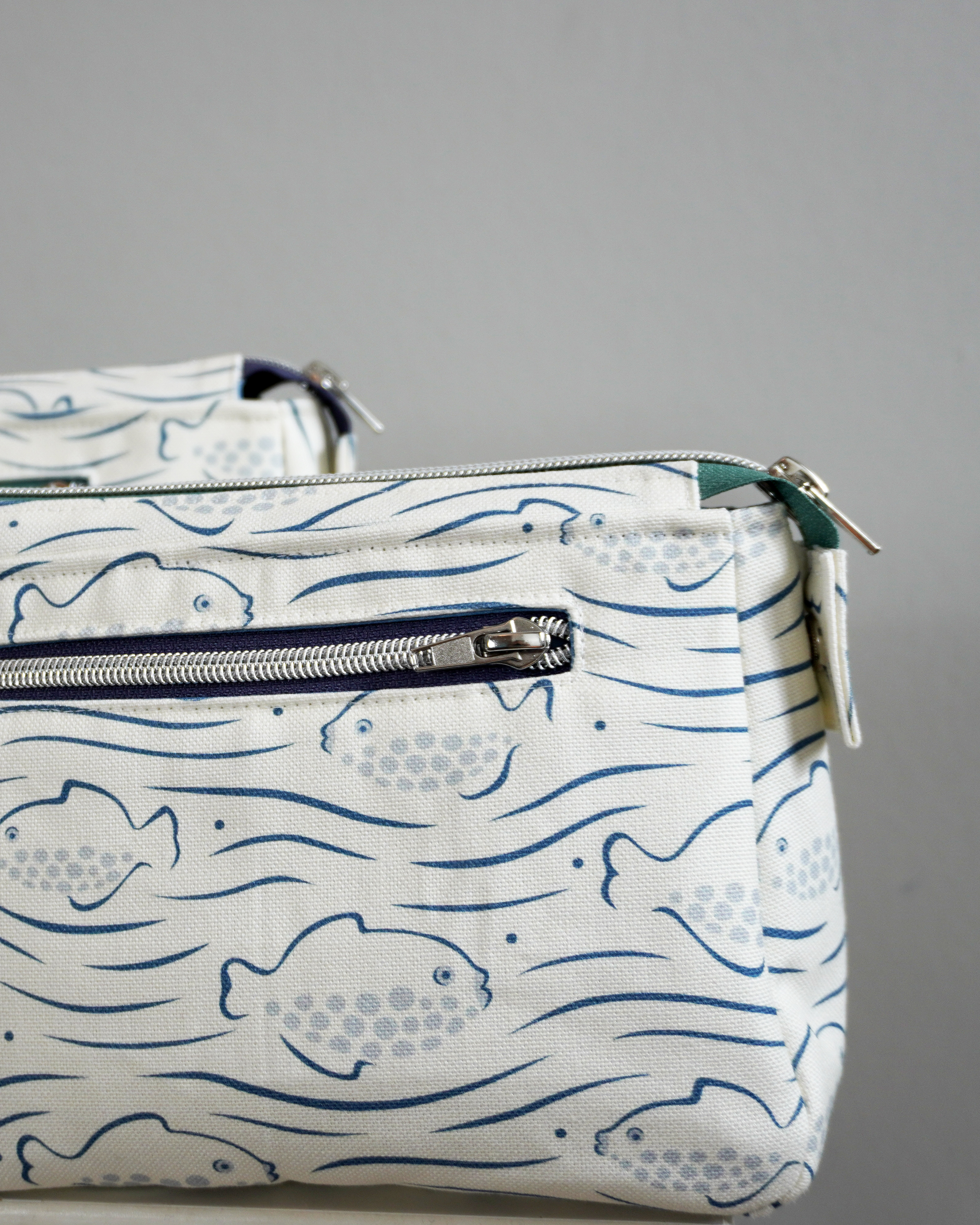 Organic fabric - Fische im Wellenspiel