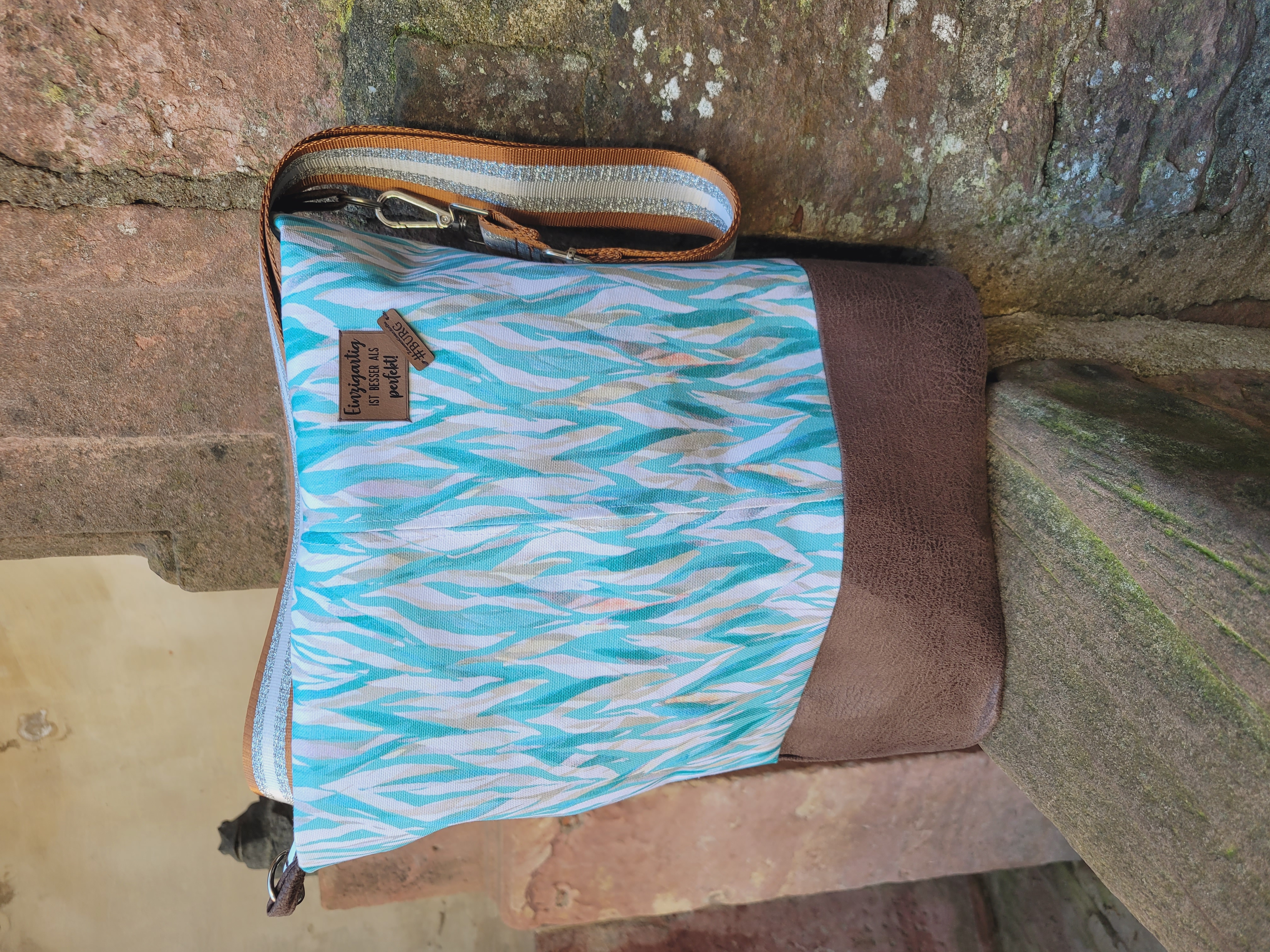 Bio Stoff - Abstract Animal Lines Swimmingpool von Kristin Tessen in türkis